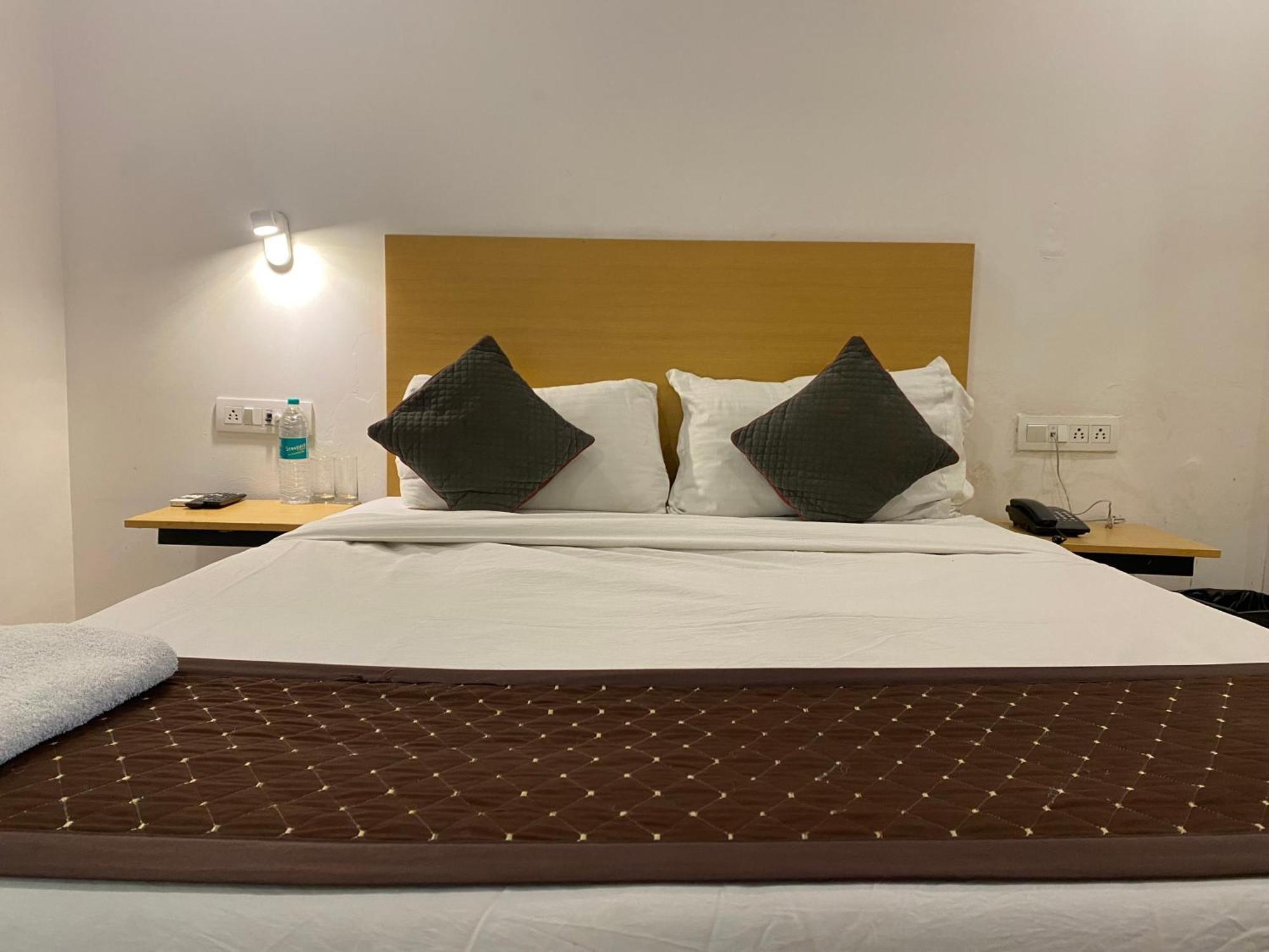 Qotel Hotel Ip Residency East Delhi Preet Vihar Nova Deli Exterior foto